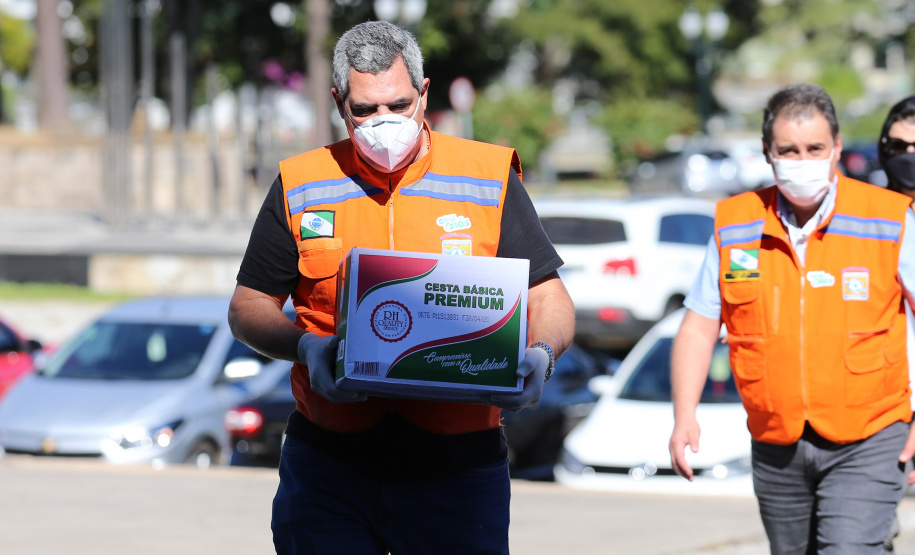 Cesta Solidaria Entrega de cesta básica no drive-thru montado em Curitiba (Palácio Iguaçu). O projeto CESTA SOLIDÁRIA PARANÁ tem como objetivo principal mobilizar os funcionários do Estado do Paraná a participarem voluntariamente de uma ação de doação de cestas básicas. Curitiba - 18/05/2020 - Foto: Geraldo Bubniak/AEN