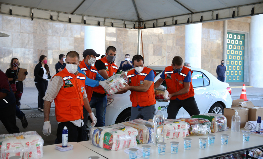 Cesta Solidaria Entrega de cesta básica no drive-thru montado em Curitiba (Palácio Iguaçu). O projeto CESTA SOLIDÁRIA PARANÁ tem como objetivo principal mobilizar os funcionários do Estado do Paraná a participarem voluntariamente de uma ação de doação de cestas básicas. Curitiba - 18/05/2020 - Foto: Geraldo Bubniak/AEN