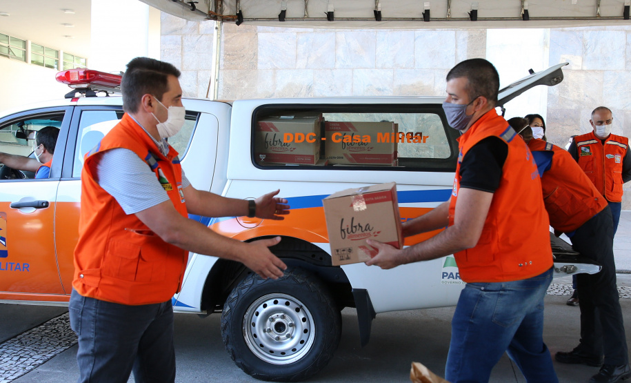 Cesta Solidaria Entrega de cesta básica no drive-thru montado em Curitiba (Palácio Iguaçu). O projeto CESTA SOLIDÁRIA PARANÁ tem como objetivo principal mobilizar os funcionários do Estado do Paraná a participarem voluntariamente de uma ação de doação de cestas básicas. Curitiba - 18/05/2020 - Foto: Geraldo Bubniak/AEN