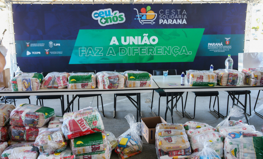 Cesta Solidaria Entrega de cesta básica no drive-thru montado em Curitiba (Palácio Iguaçu). O projeto CESTA SOLIDÁRIA PARANÁ tem como objetivo principal mobilizar os funcionários do Estado do Paraná a participarem voluntariamente de uma ação de doação de cestas básicas. Curitiba - 18/05/2020 - Foto: Geraldo Bubniak/AEN