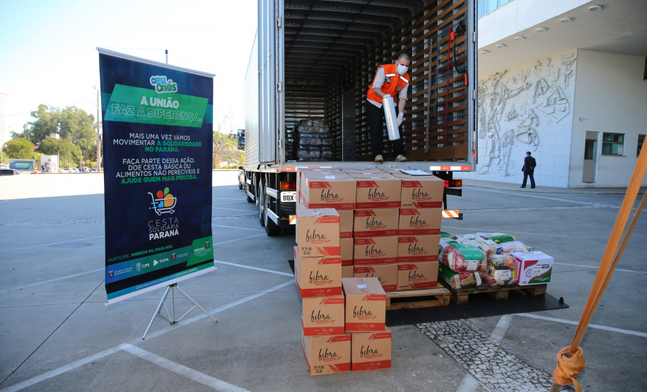 Cesta Solidaria Entrega de cesta básica no drive-thru montado em Curitiba (Palácio Iguaçu). O projeto CESTA SOLIDÁRIA PARANÁ tem como objetivo principal mobilizar os funcionários do Estado do Paraná a participarem voluntariamente de uma ação de doação de cestas básicas. Curitiba - 18/05/2020 - Foto: Geraldo Bubniak/AEN