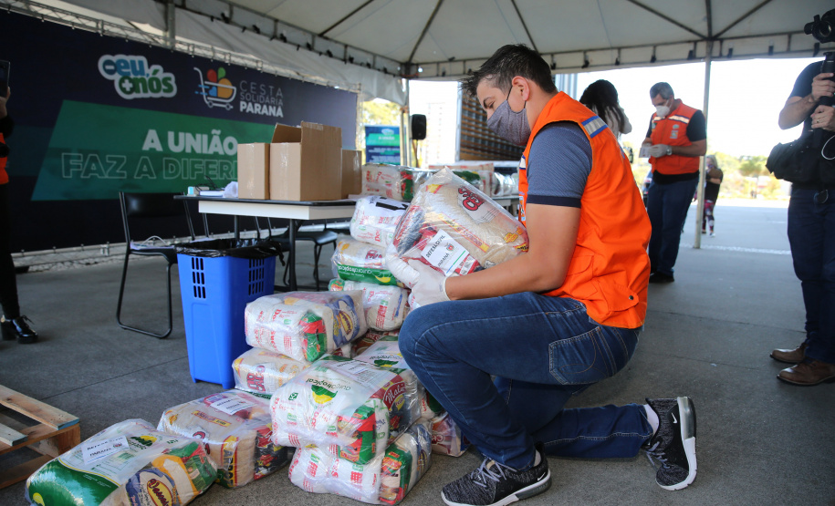Cesta Solidaria Entrega de cesta básica no drive-thru montado em Curitiba (Palácio Iguaçu). O projeto CESTA SOLIDÁRIA PARANÁ tem como objetivo principal mobilizar os funcionários do Estado do Paraná a participarem voluntariamente de uma ação de doação de cestas básicas. Curitiba - 18/05/2020 - Foto: Geraldo Bubniak/AEN