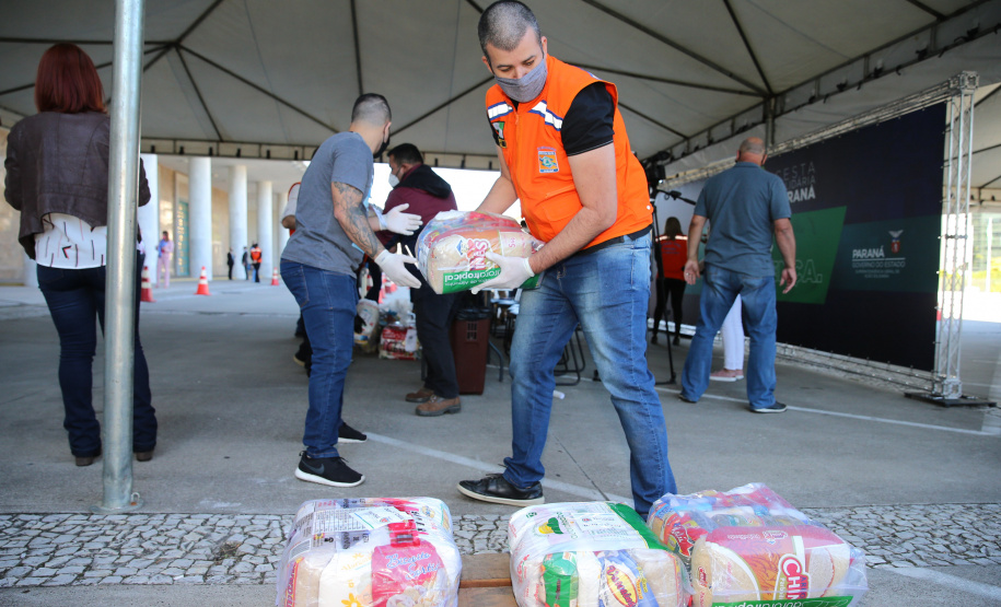 Cesta Solidaria Entrega de cesta básica no drive-thru montado em Curitiba (Palácio Iguaçu). O projeto CESTA SOLIDÁRIA PARANÁ tem como objetivo principal mobilizar os funcionários do Estado do Paraná a participarem voluntariamente de uma ação de doação de cestas básicas. Curitiba - 18/05/2020 - Foto: Geraldo Bubniak/AEN