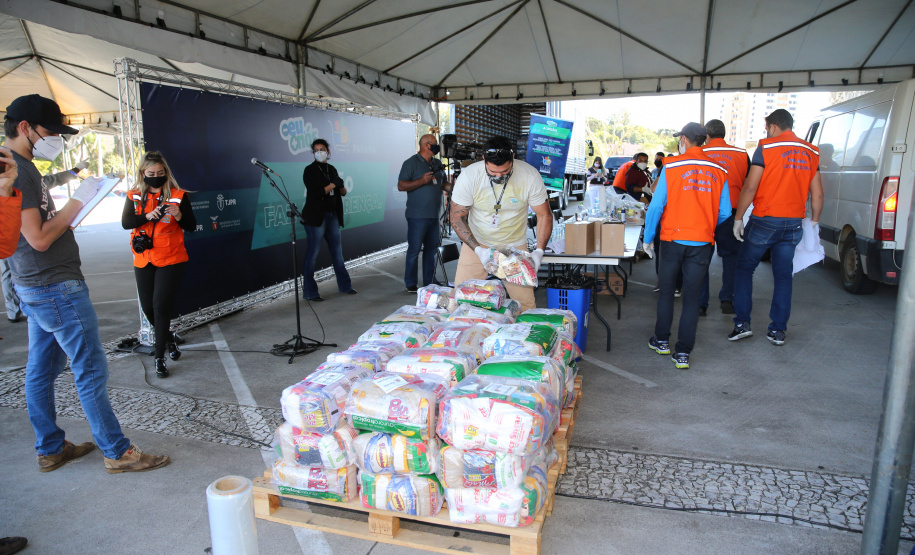 Cesta Solidaria Entrega de cesta básica no drive-thru montado em Curitiba (Palácio Iguaçu). O projeto CESTA SOLIDÁRIA PARANÁ tem como objetivo principal mobilizar os funcionários do Estado do Paraná a participarem voluntariamente de uma ação de doação de cestas básicas. Curitiba - 18/05/2020 - Foto: Geraldo Bubniak/AEN
