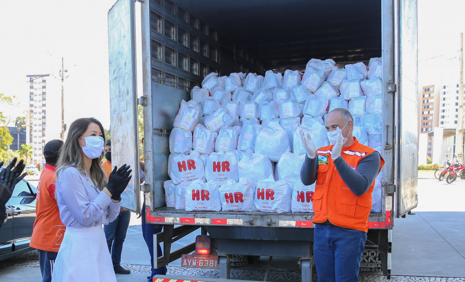 Cesta Solidaria Entrega de cesta básica no drive-thru montado em Curitiba (Palácio Iguaçu). O projeto CESTA SOLIDÁRIA PARANÁ tem como objetivo principal mobilizar os funcionários do Estado do Paraná a participarem voluntariamente de uma ação de doação de cestas básicas. Curitiba - 18/05/2020 - Foto: Geraldo Bubniak/AEN