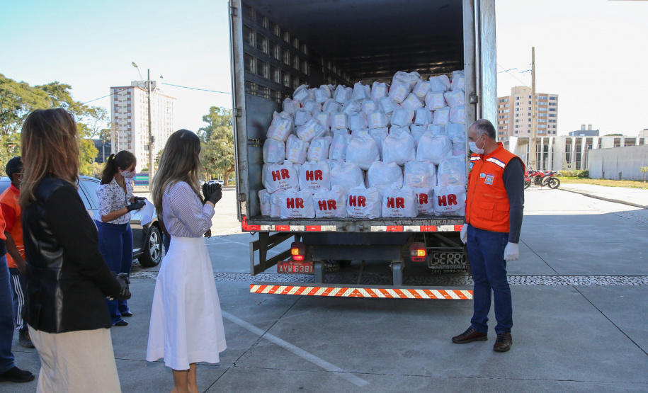 Cesta Solidaria Entrega de cesta básica no drive-thru montado em Curitiba (Palácio Iguaçu). O projeto CESTA SOLIDÁRIA PARANÁ tem como objetivo principal mobilizar os funcionários do Estado do Paraná a participarem voluntariamente de uma ação de doação de cestas básicas. Curitiba - 18/05/2020 - Foto: Geraldo Bubniak/AEN