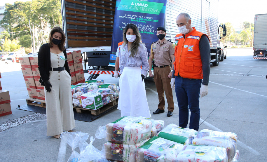 Cesta Solidaria Entrega de cesta básica no drive-thru montado em Curitiba (Palácio Iguaçu). O projeto CESTA SOLIDÁRIA PARANÁ tem como objetivo principal mobilizar os funcionários do Estado do Paraná a participarem voluntariamente de uma ação de doação de cestas básicas. Curitiba - 18/05/2020 - Foto: Geraldo Bubniak/AEN