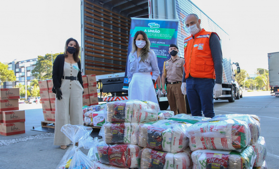 Cesta Solidaria Entrega de cesta básica no drive-thru montado em Curitiba (Palácio Iguaçu). O projeto CESTA SOLIDÁRIA PARANÁ tem como objetivo principal mobilizar os funcionários do Estado do Paraná a participarem voluntariamente de uma ação de doação de cestas básicas. Curitiba - 18/05/2020 - Foto: Geraldo Bubniak/AEN