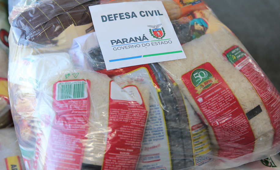 Cesta Solidaria Entrega de cesta básica no drive-thru montado em Curitiba (Palácio Iguaçu). O projeto CESTA SOLIDÁRIA PARANÁ tem como objetivo principal mobilizar os funcionários do Estado do Paraná a participarem voluntariamente de uma ação de doação de cestas básicas. Curitiba - 18/05/2020 - Foto: Geraldo Bubniak/AEN