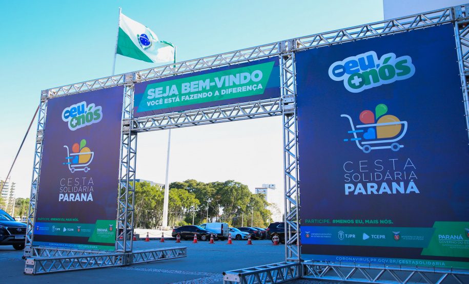 Cesta Solidaria Entrega de cesta básica no drive-thru montado em Curitiba (Palácio Iguaçu). O projeto CESTA SOLIDÁRIA PARANÁ tem como objetivo principal mobilizar os funcionários do Estado do Paraná a participarem voluntariamente de uma ação de doação de cestas básicas. Curitiba - 18/05/2020 - Foto: Geraldo Bubniak/AEN