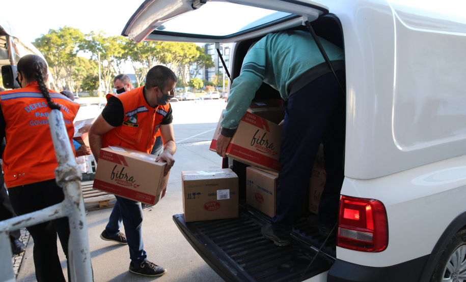 Cesta Solidaria Entrega de cesta básica no drive-thru montado em Curitiba (Palácio Iguaçu). O projeto CESTA SOLIDÁRIA PARANÁ tem como objetivo principal mobilizar os funcionários do Estado do Paraná a participarem voluntariamente de uma ação de doação de cestas básicas. Curitiba - 18/05/2020 - Foto: Geraldo Bubniak/AEN