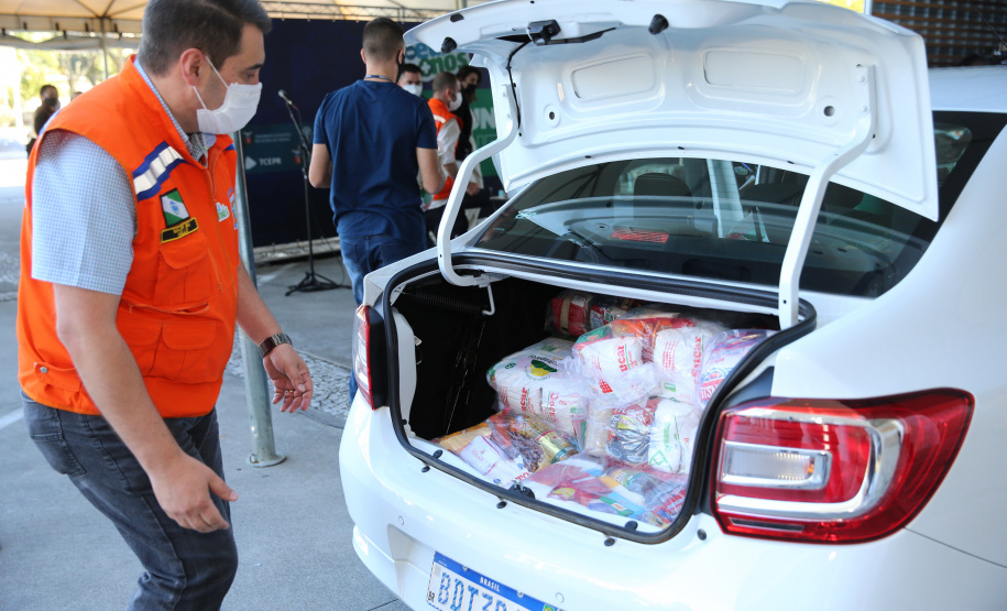 Cesta Solidaria Entrega de cesta básica no drive-thru montado em Curitiba (Palácio Iguaçu). O projeto CESTA SOLIDÁRIA PARANÁ tem como objetivo principal mobilizar os funcionários do Estado do Paraná a participarem voluntariamente de uma ação de doação de cestas básicas. Curitiba - 18/05/2020 - Foto: Geraldo Bubniak/AEN