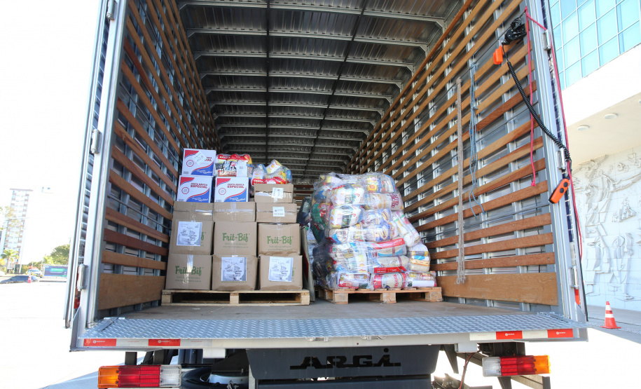 Cesta Solidaria Entrega de cesta básica no drive-thru montado em Curitiba (Palácio Iguaçu). O projeto CESTA SOLIDÁRIA PARANÁ tem como objetivo principal mobilizar os funcionários do Estado do Paraná a participarem voluntariamente de uma ação de doação de cestas básicas. Curitiba - 18/05/2020 - Foto: Geraldo Bubniak/AEN