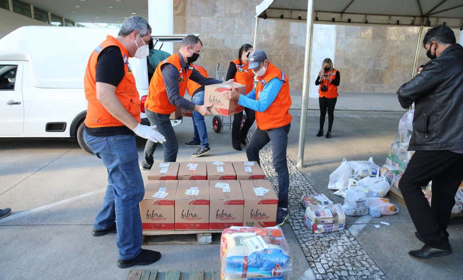 Cesta Solidaria Entrega de cesta básica no drive-thru montado em Curitiba (Palácio Iguaçu). O projeto CESTA SOLIDÁRIA PARANÁ tem como objetivo principal mobilizar os funcionários do Estado do Paraná a participarem voluntariamente de uma ação de doação de cestas básicas. Curitiba - 18/05/2020 - Foto: Geraldo Bubniak/AEN