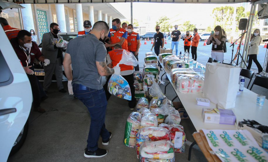 Cesta Solidaria Entrega de cesta básica no drive-thru montado em Curitiba (Palácio Iguaçu). O projeto CESTA SOLIDÁRIA PARANÁ tem como objetivo principal mobilizar os funcionários do Estado do Paraná a participarem voluntariamente de uma ação de doação de cestas básicas. Curitiba - 18/05/2020 - Foto: Geraldo Bubniak/AEN