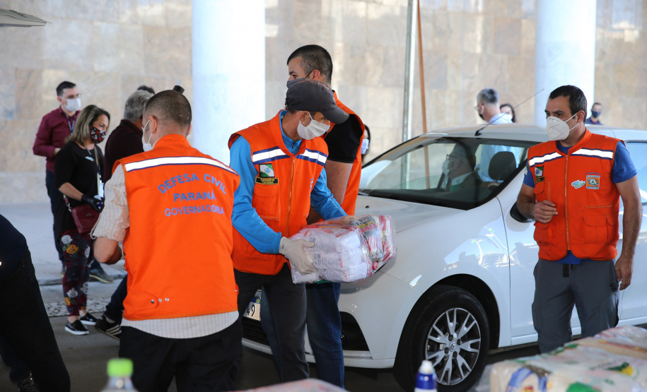 Cesta Solidaria Entrega de cesta básica no drive-thru montado em Curitiba (Palácio Iguaçu). O projeto CESTA SOLIDÁRIA PARANÁ tem como objetivo principal mobilizar os funcionários do Estado do Paraná a participarem voluntariamente de uma ação de doação de cestas básicas. Curitiba - 18/05/2020 - Foto: Geraldo Bubniak/AEN