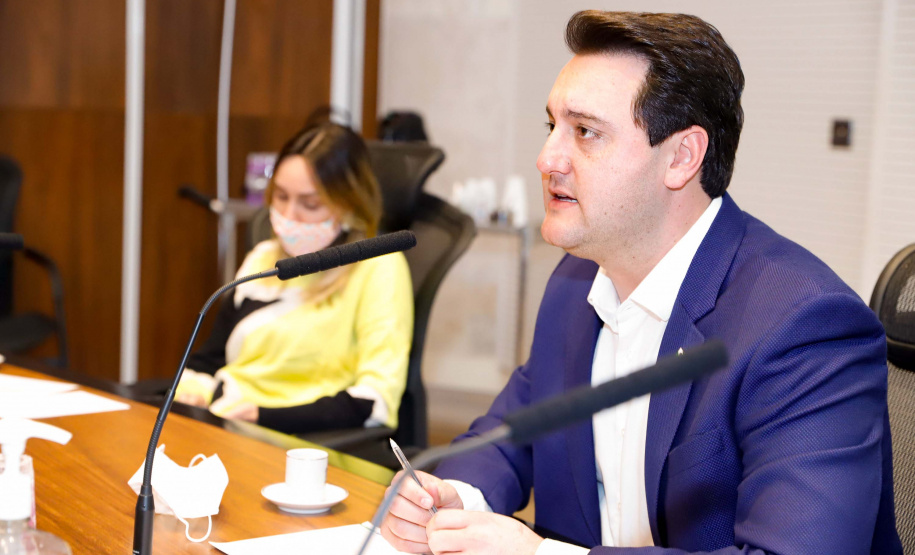 O governador Carlos Massa Ratinho Junior participou nesta quarta-feira (20) de uma videoconferência com o ministro do Desenvolvimento Regional, Rogério Marinho, e defendeu uma mudança no percentual de seguro-garantia (performance bond) para contratação de obras públicas. A matéria que estabelece este marco regulatório tramita no Senado Federal.