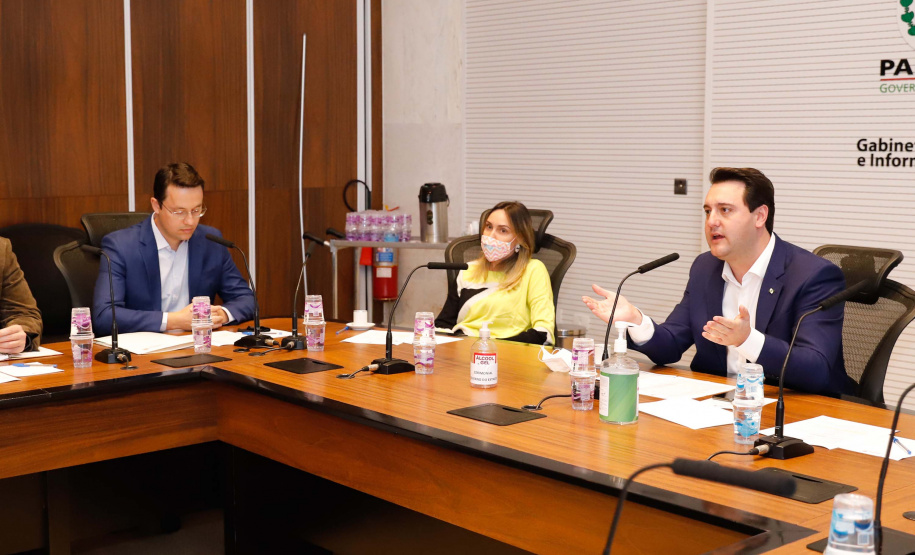 O governador Carlos Massa Ratinho Junior participou nesta quarta-feira (20) de uma videoconferência com o ministro do Desenvolvimento Regional, Rogério Marinho, e defendeu uma mudança no percentual de seguro-garantia (performance bond) para contratação de obras públicas. A matéria que estabelece este marco regulatório tramita no Senado Federal.