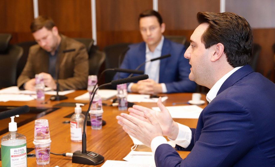 O governador Carlos Massa Ratinho Junior participou nesta quarta-feira (20) de uma videoconferência com o ministro do Desenvolvimento Regional, Rogério Marinho, e defendeu uma mudança no percentual de seguro-garantia (performance bond) para contratação de obras públicas. A matéria que estabelece este marco regulatório tramita no Senado Federal.