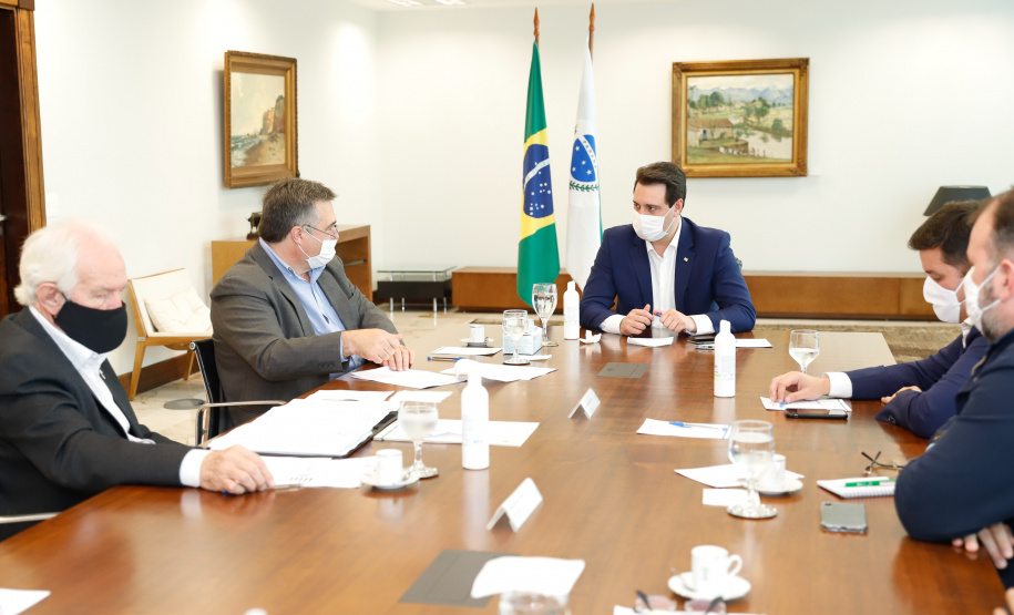 O Governo do Paraná vai reforçar a fiscalização nos postos instalados na divisa com São Paulo a partir desta quinta-feira (21). O número de agentes será ampliado em cerca de 40% nos 11 pontos em funcionamento. A medida foi definida nesta quarta-feira, em reunião do governador Carlos Massa Ratinho Junior com vários secretários e equipes, e valerá enquanto durar o feriadão prolongado de seis dias na capital paulista, que vai até segunda-feira (25).