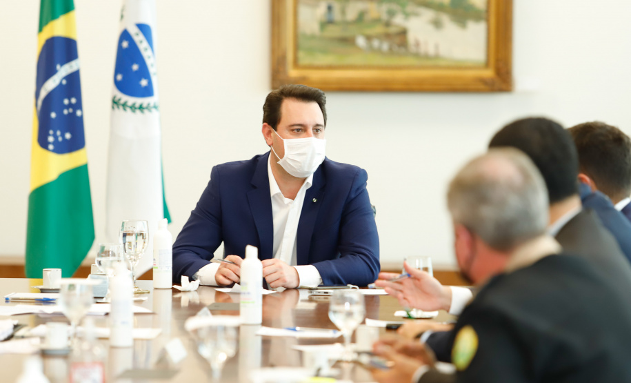 O Governo do Paraná vai reforçar a fiscalização nos postos instalados na divisa com São Paulo a partir desta quinta-feira (21). O número de agentes será ampliado em cerca de 40% nos 11 pontos em funcionamento. A medida foi definida nesta quarta-feira, em reunião do governador Carlos Massa Ratinho Junior com vários secretários e equipes, e valerá enquanto durar o feriadão prolongado de seis dias na capital paulista, que vai até segunda-feira (25).