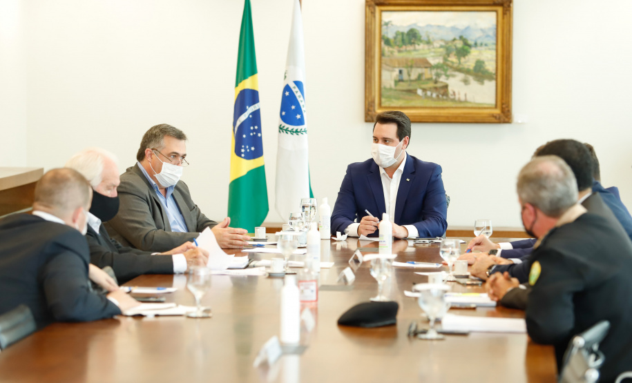 O Governo do Paraná vai reforçar a fiscalização nos postos instalados na divisa com São Paulo a partir desta quinta-feira (21). O número de agentes será ampliado em cerca de 40% nos 11 pontos em funcionamento. A medida foi definida nesta quarta-feira, em reunião do governador Carlos Massa Ratinho Junior com vários secretários e equipes, e valerá enquanto durar o feriadão prolongado de seis dias na capital paulista, que vai até segunda-feira (25).