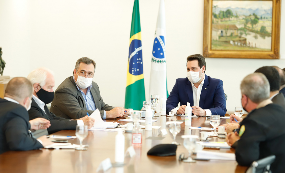 O Governo do Paraná vai reforçar a fiscalização nos postos instalados na divisa com São Paulo a partir desta quinta-feira (21). O número de agentes será ampliado em cerca de 40% nos 11 pontos em funcionamento. A medida foi definida nesta quarta-feira, em reunião do governador Carlos Massa Ratinho Junior com vários secretários e equipes, e valerá enquanto durar o feriadão prolongado de seis dias na capital paulista, que vai até segunda-feira (25).