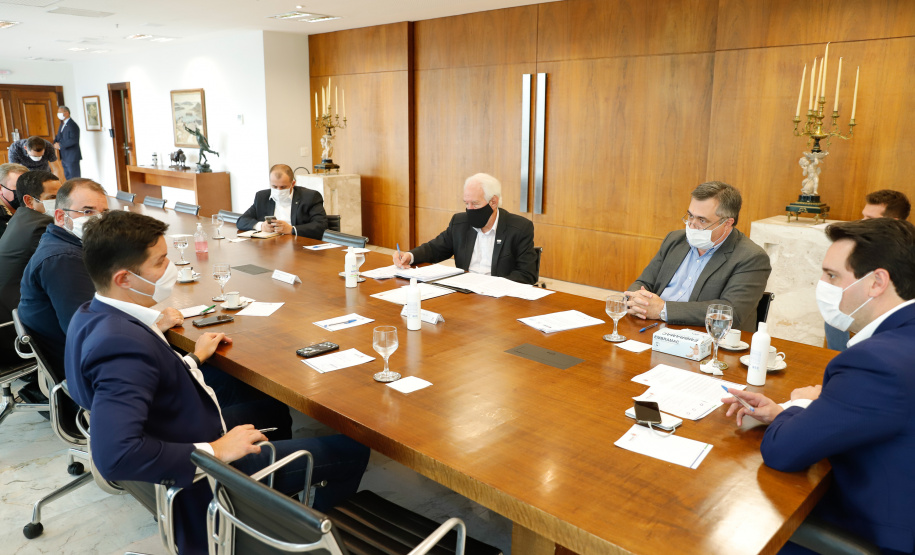 O Governo do Paraná vai reforçar a fiscalização nos postos instalados na divisa com São Paulo a partir desta quinta-feira (21). O número de agentes será ampliado em cerca de 40% nos 11 pontos em funcionamento. A medida foi definida nesta quarta-feira, em reunião do governador Carlos Massa Ratinho Junior com vários secretários e equipes, e valerá enquanto durar o feriadão prolongado de seis dias na capital paulista, que vai até segunda-feira (25).