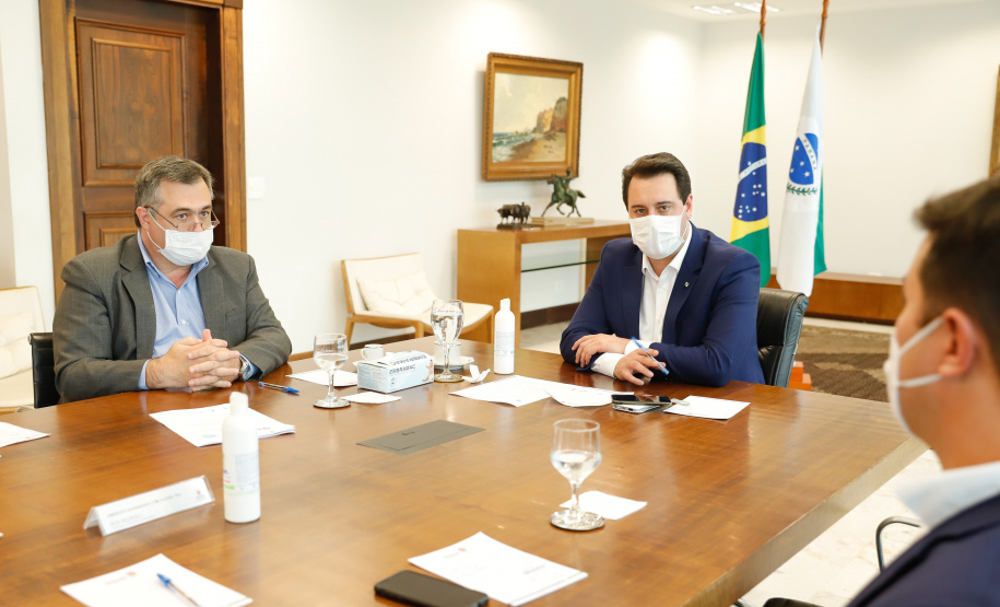 O Governo do Paraná vai reforçar a fiscalização nos postos instalados na divisa com São Paulo a partir desta quinta-feira (21). O número de agentes será ampliado em cerca de 40% nos 11 pontos em funcionamento. A medida foi definida nesta quarta-feira, em reunião do governador Carlos Massa Ratinho Junior com vários secretários e equipes, e valerá enquanto durar o feriadão prolongado de seis dias na capital paulista, que vai até segunda-feira (25).