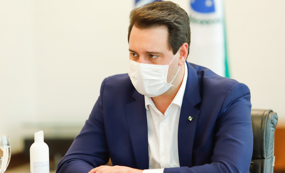 O Governo do Paraná vai reforçar a fiscalização nos postos instalados na divisa com São Paulo a partir desta quinta-feira (21). O número de agentes será ampliado em cerca de 40% nos 11 pontos em funcionamento. A medida foi definida nesta quarta-feira, em reunião do governador Carlos Massa Ratinho Junior com vários secretários e equipes, e valerá enquanto durar o feriadão prolongado de seis dias na capital paulista, que vai até segunda-feira (25).