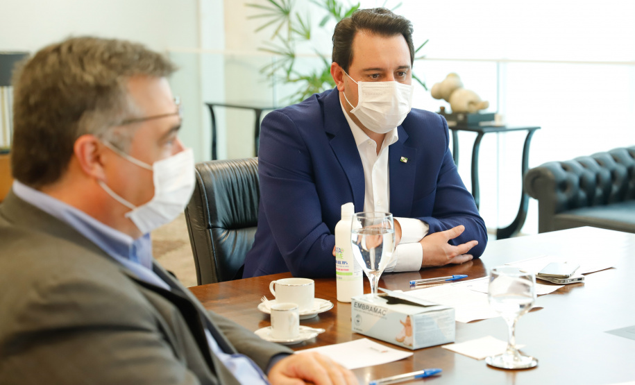 O Governo do Paraná vai reforçar a fiscalização nos postos instalados na divisa com São Paulo a partir desta quinta-feira (21). O número de agentes será ampliado em cerca de 40% nos 11 pontos em funcionamento. A medida foi definida nesta quarta-feira, em reunião do governador Carlos Massa Ratinho Junior com vários secretários e equipes, e valerá enquanto durar o feriadão prolongado de seis dias na capital paulista, que vai até segunda-feira (25).