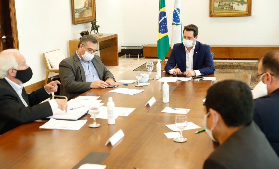 O Governo do Paraná vai reforçar a fiscalização nos postos instalados na divisa com São Paulo a partir desta quinta-feira (21). O número de agentes será ampliado em cerca de 40% nos 11 pontos em funcionamento. A medida foi definida nesta quarta-feira, em reunião do governador Carlos Massa Ratinho Junior com vários secretários e equipes, e valerá enquanto durar o feriadão prolongado de seis dias na capital paulista, que vai até segunda-feira (25).