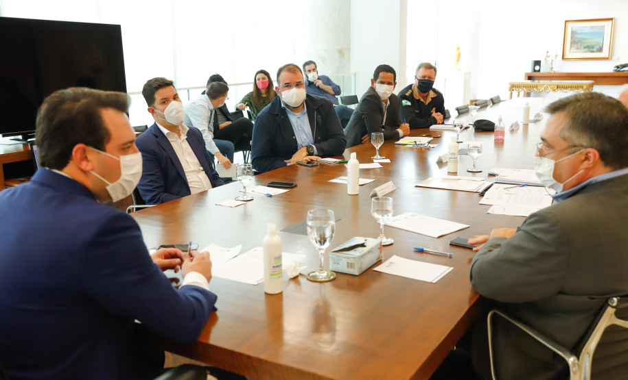 O Governo do Paraná vai reforçar a fiscalização nos postos instalados na divisa com São Paulo a partir desta quinta-feira (21). O número de agentes será ampliado em cerca de 40% nos 11 pontos em funcionamento. A medida foi definida nesta quarta-feira, em reunião do governador Carlos Massa Ratinho Junior com vários secretários e equipes, e valerá enquanto durar o feriadão prolongado de seis dias na capital paulista, que vai até segunda-feira (25).