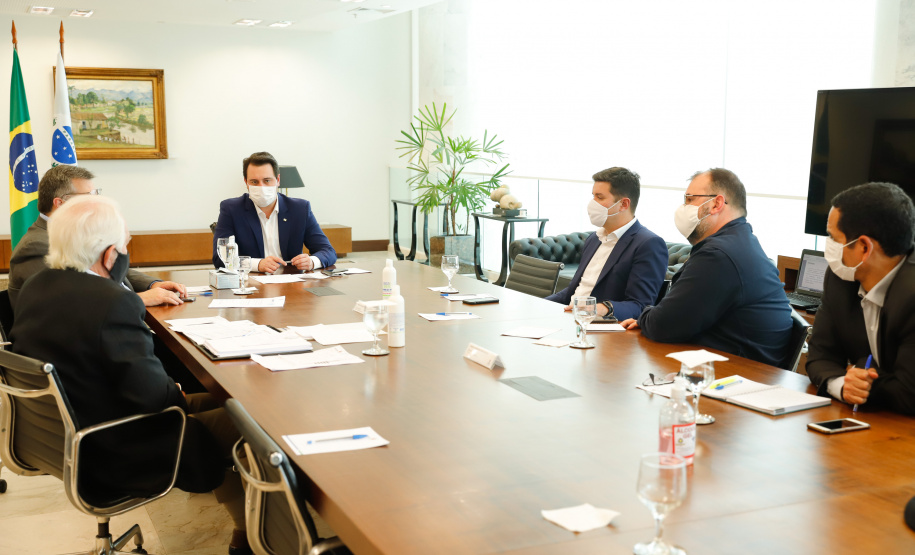 O Governo do Paraná vai reforçar a fiscalização nos postos instalados na divisa com São Paulo a partir desta quinta-feira (21). O número de agentes será ampliado em cerca de 40% nos 11 pontos em funcionamento. A medida foi definida nesta quarta-feira, em reunião do governador Carlos Massa Ratinho Junior com vários secretários e equipes, e valerá enquanto durar o feriadão prolongado de seis dias na capital paulista, que vai até segunda-feira (25).