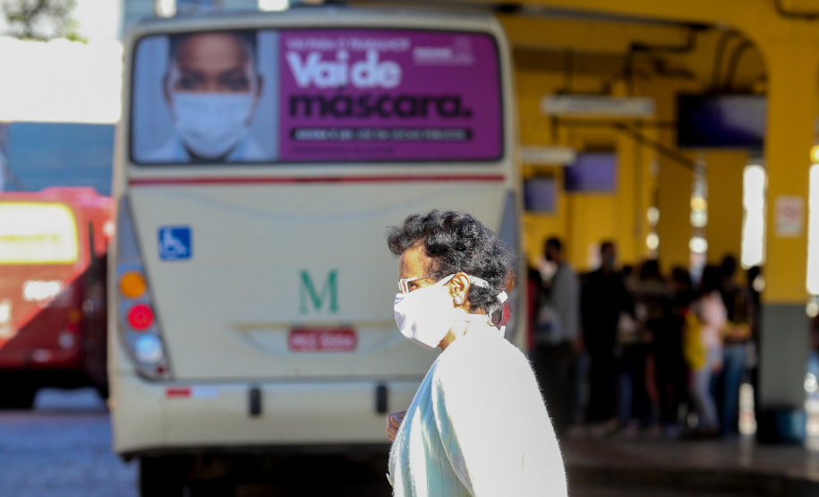 mascara rua Vigilâncias sanitárias serão responsáveis por fiscalizar uso de máscaras. Foto: Geraldo Bubniak/AEN