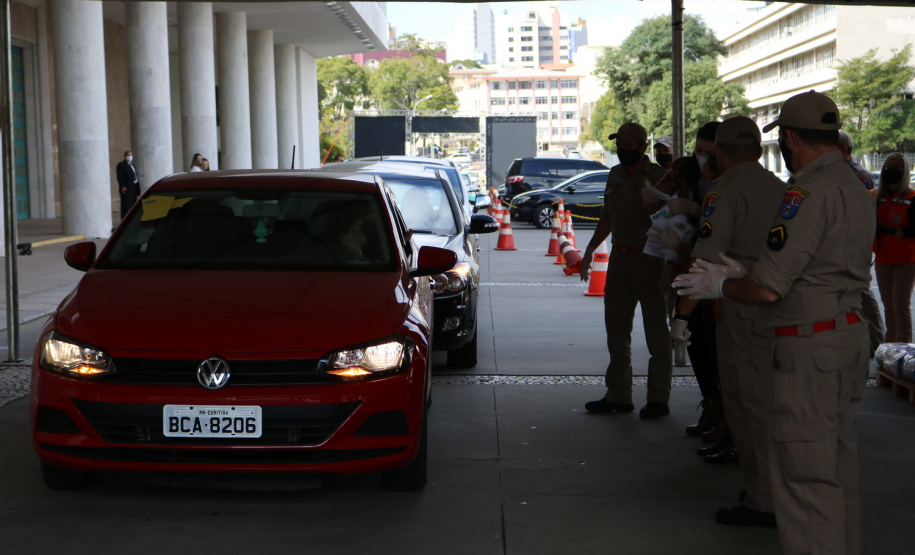 Celepar arrecada cerca de três toneladas de alimentos. Foto: Celepar