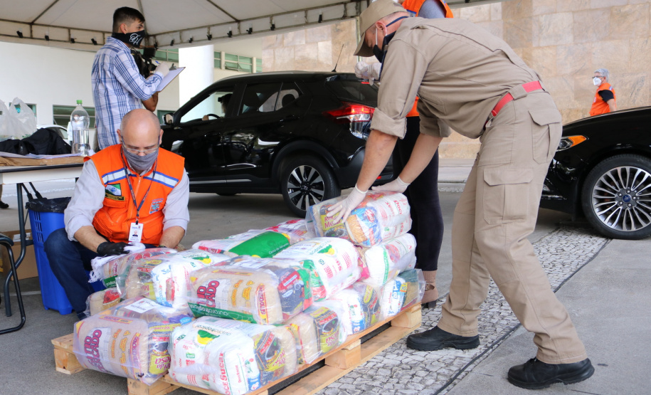 Celepar arrecada cerca de três toneladas de alimentos. Foto: Celepar