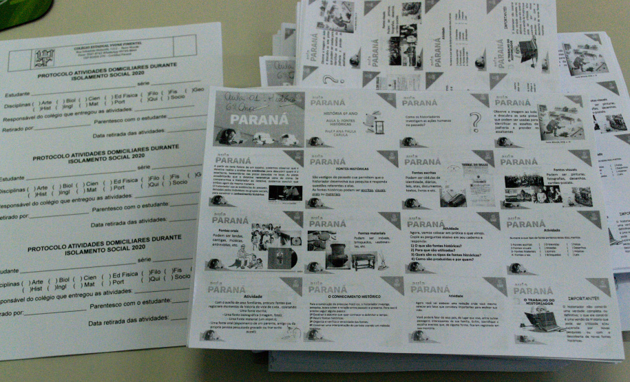 Educação entrega impressos a estudantes sem acesso à TV. Foto:SEED