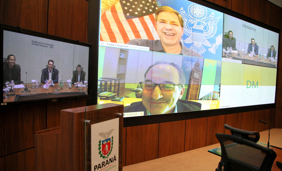 O governador Carlos Massa Ratinho Junior e o embaixador dos Estados Unidos no Brasil, Todd Chapman, discutiram nesta quinta-feira (21) a possibilidade de ampliar investimentos de empresas norte-americanas no Paraná após a pandemia, além de projetos bilaterais de segurança pública, turismo e desenvolvimento educacional. Foi o primeiro encontro virtual do diplomata com um governador brasileiro desde que ele assumiu o posto no País, em 29 de março.Foto: Ari Dias/AEN