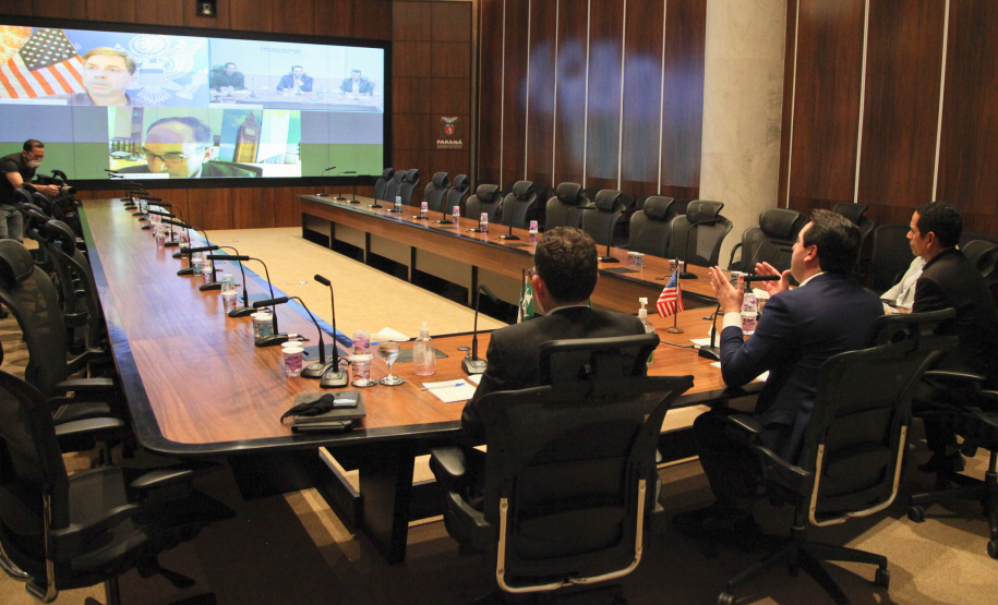 O governador Carlos Massa Ratinho Junior e o embaixador dos Estados Unidos no Brasil, Todd Chapman, discutiram nesta quinta-feira (21) a possibilidade de ampliar investimentos de empresas norte-americanas no Paraná após a pandemia, além de projetos bilaterais de segurança pública, turismo e desenvolvimento educacional. Foi o primeiro encontro virtual do diplomata com um governador brasileiro desde que ele assumiu o posto no País, em 29 de março.Foto: Ari Dias/AEN