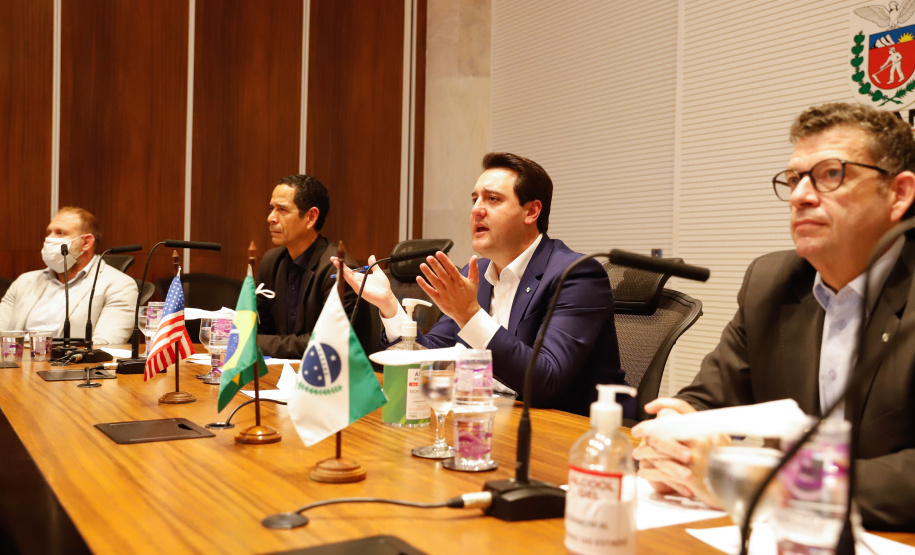 O governador Carlos Massa Ratinho Junior e o embaixador dos Estados Unidos no Brasil, Todd Chapman, discutiram nesta quinta-feira (21) a possibilidade de ampliar investimentos de empresas norte-americanas no Paraná após a pandemia, além de projetos bilaterais de segurança pública, turismo e desenvolvimento educacional. Foi o primeiro encontro virtual do diplomata com um governador brasileiro desde que ele assumiu o posto no País, em 29 de março.