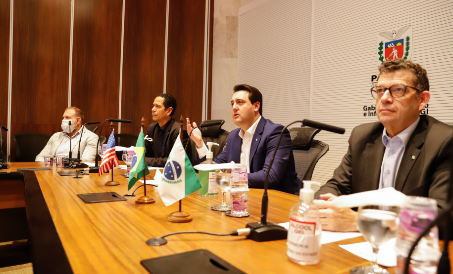 O governador Carlos Massa Ratinho Junior e o embaixador dos Estados Unidos no Brasil, Todd Chapman, discutiram nesta quinta-feira (21) a possibilidade de ampliar investimentos de empresas norte-americanas no Paraná após a pandemia, além de projetos bilaterais de segurança pública, turismo e desenvolvimento educacional. Foi o primeiro encontro virtual do diplomata com um governador brasileiro desde que ele assumiu o posto no País, em 29 de março.