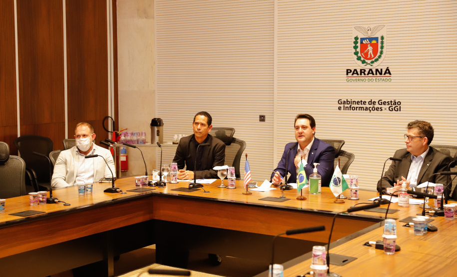 O governador Carlos Massa Ratinho Junior e o embaixador dos Estados Unidos no Brasil, Todd Chapman, discutiram nesta quinta-feira (21) a possibilidade de ampliar investimentos de empresas norte-americanas no Paraná após a pandemia, além de projetos bilaterais de segurança pública, turismo e desenvolvimento educacional. Foi o primeiro encontro virtual do diplomata com um governador brasileiro desde que ele assumiu o posto no País, em 29 de março.