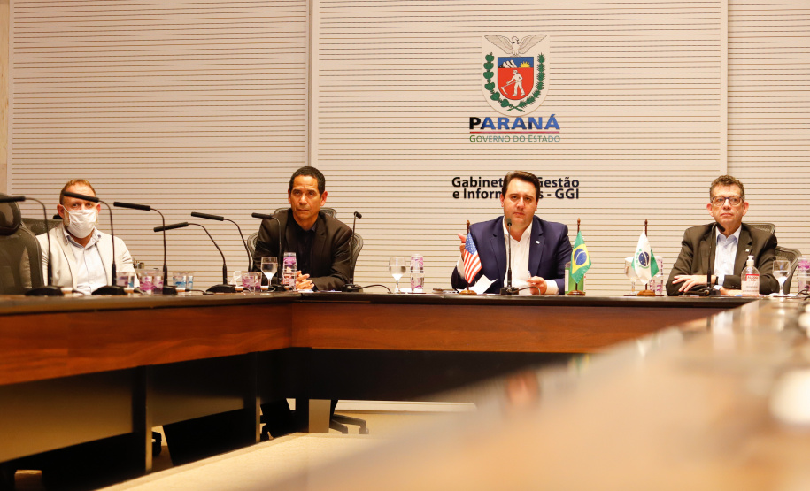 O governador Carlos Massa Ratinho Junior e o embaixador dos Estados Unidos no Brasil, Todd Chapman, discutiram nesta quinta-feira (21) a possibilidade de ampliar investimentos de empresas norte-americanas no Paraná após a pandemia, além de projetos bilaterais de segurança pública, turismo e desenvolvimento educacional. Foi o primeiro encontro virtual do diplomata com um governador brasileiro desde que ele assumiu o posto no País, em 29 de março.