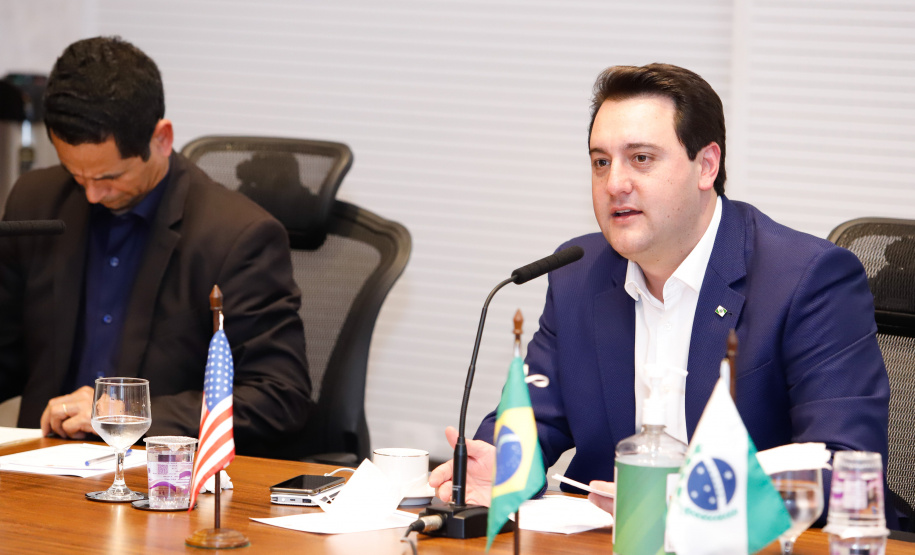 O governador Carlos Massa Ratinho Junior e o embaixador dos Estados Unidos no Brasil, Todd Chapman, discutiram nesta quinta-feira (21) a possibilidade de ampliar investimentos de empresas norte-americanas no Paraná após a pandemia, além de projetos bilaterais de segurança pública, turismo e desenvolvimento educacional. Foi o primeiro encontro virtual do diplomata com um governador brasileiro desde que ele assumiu o posto no País, em 29 de março.