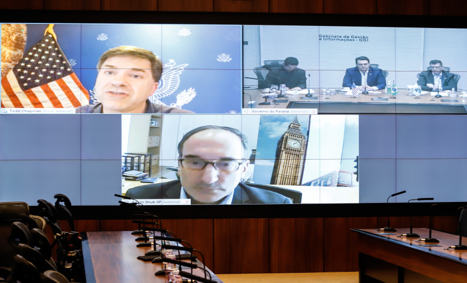 O governador Carlos Massa Ratinho Junior e o embaixador dos Estados Unidos no Brasil, Todd Chapman, discutiram nesta quinta-feira (21) a possibilidade de ampliar investimentos de empresas norte-americanas no Paraná após a pandemia, além de projetos bilaterais de segurança pública, turismo e desenvolvimento educacional. Foi o primeiro encontro virtual do diplomata com um governador brasileiro desde que ele assumiu o posto no País, em 29 de março.