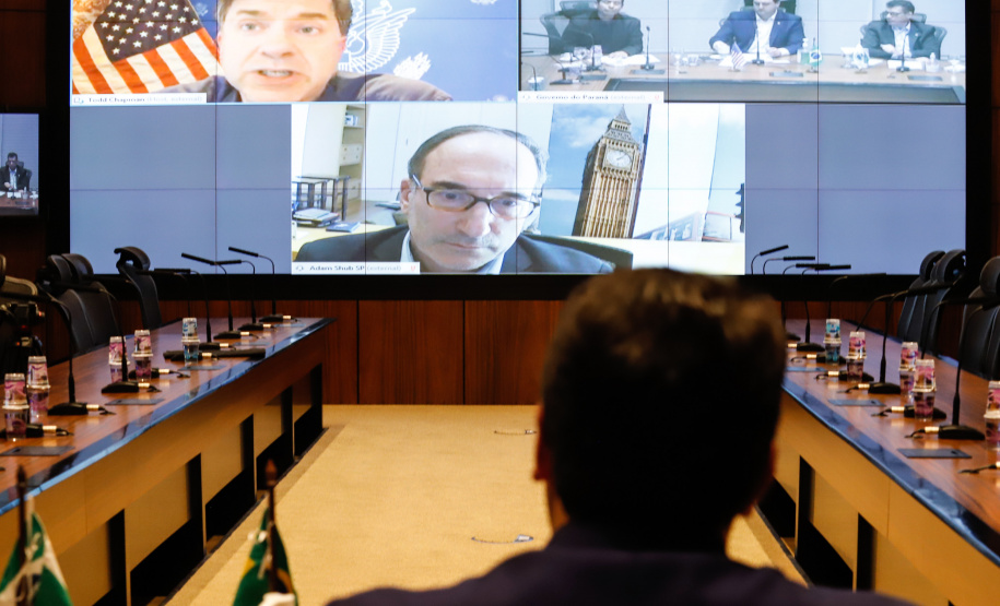 O governador Carlos Massa Ratinho Junior e o embaixador dos Estados Unidos no Brasil, Todd Chapman, discutiram nesta quinta-feira (21) a possibilidade de ampliar investimentos de empresas norte-americanas no Paraná após a pandemia, além de projetos bilaterais de segurança pública, turismo e desenvolvimento educacional. Foi o primeiro encontro virtual do diplomata com um governador brasileiro desde que ele assumiu o posto no País, em 29 de março.