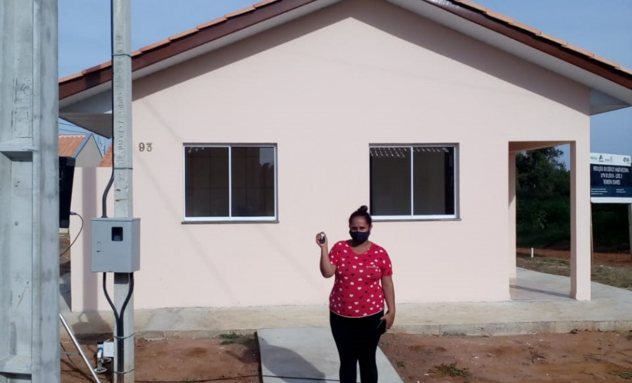 Quarenta e nove famílias de Teixeira Soares receberam nesta quinta-feira (21) as chaves de novas moradias construídas pelo Governo do Paraná na cidade, na região Centro-Sul do estado. Elas integram um grupo de pessoas carentes previamente cadastradas no programa Nossa Gente Paraná, voltado à assistência social de famílias em situação de vulnerabilidade social. (Foto: Ary Ribeiro Filho / Cohapar)