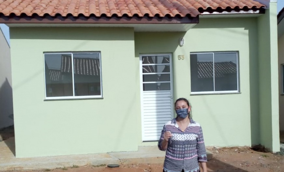 Quarenta e nove famílias de Teixeira Soares receberam nesta quinta-feira (21) as chaves de novas moradias construídas pelo Governo do Paraná na cidade, na região Centro-Sul do estado. Elas integram um grupo de pessoas carentes previamente cadastradas no programa Nossa Gente Paraná, voltado à assistência social de famílias em situação de vulnerabilidade social. (Foto: Ary Ribeiro Filho / Cohapar)