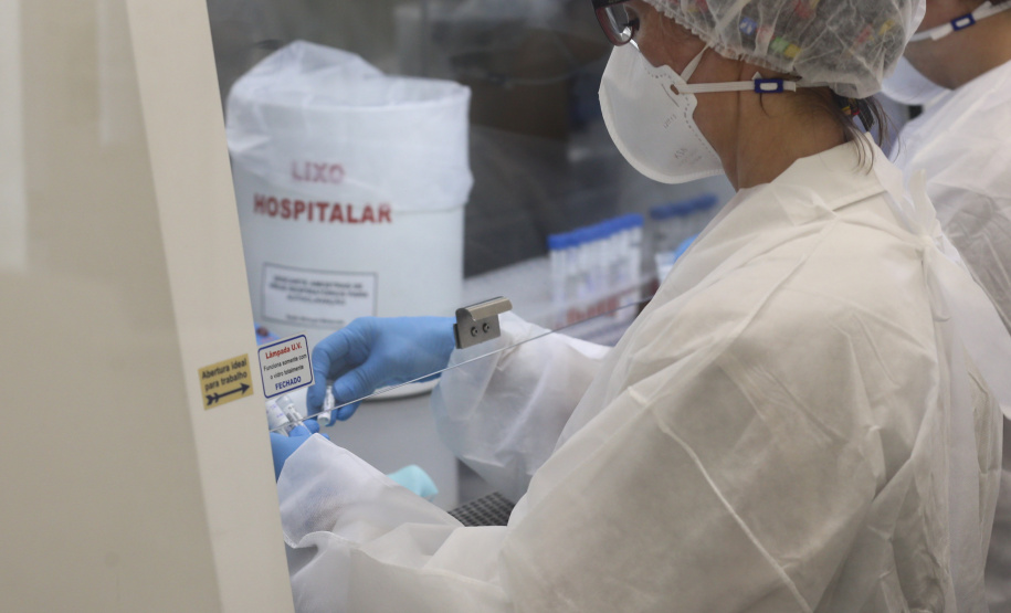 O Governo do Estado está ampliando testagem para a Covid-19 no Paraná. O processo iniciado nos últimos dias será reforçado ao longo das próximas semanas. A estratégia ajuda na identificação e controle do novo coronavírus e passa pela distribuição de 230 mil testes rápidos aos municípios, além do aumento da capacidade de diagnóstico por meio do RT-PCR, considerado padrão ouro pela Organização Mundial da Saúde (OMS). Foto: Geraldo Bubniak/AEN